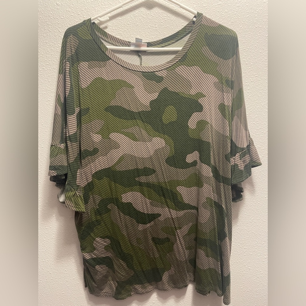 LuLaRoe Dahl top Camo like new XL